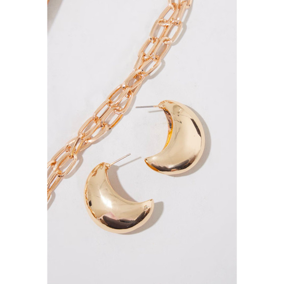 PrettyLittleThing Gold Chainmail Statement Stud Earrings NWT - Picture 2 of 4